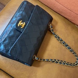 Chanel medium classic